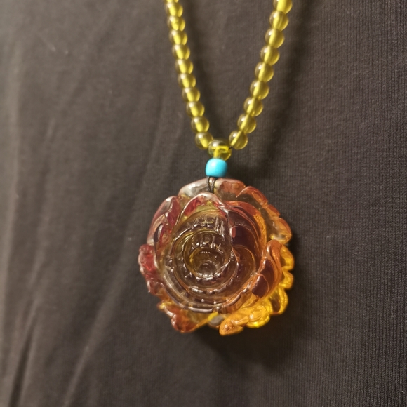 Amber flower pendant long necklace. - Picture 4 of 4